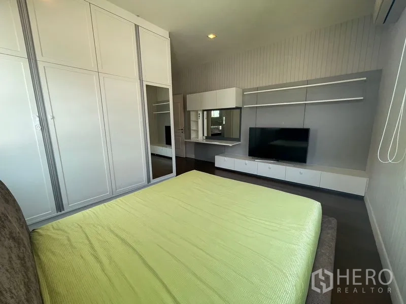 独立式住宅 出租在Bang Phli, Samut Prakan - 卧室内大衣柜、壁挂电视与梳妆台