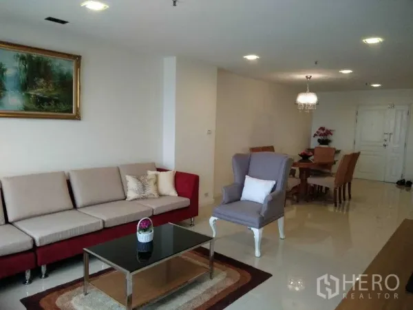 公寓 出租在Khlong Toei, Bangkok - 宽敞的开放式客餐厅，沙发、单椅、吊灯与亮面地砖