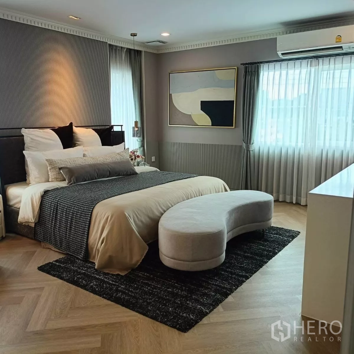 Detached House for rent in Bang Phli, Samut Prakan - Spacious master bedroom with king bed, curved bench and wide windows.