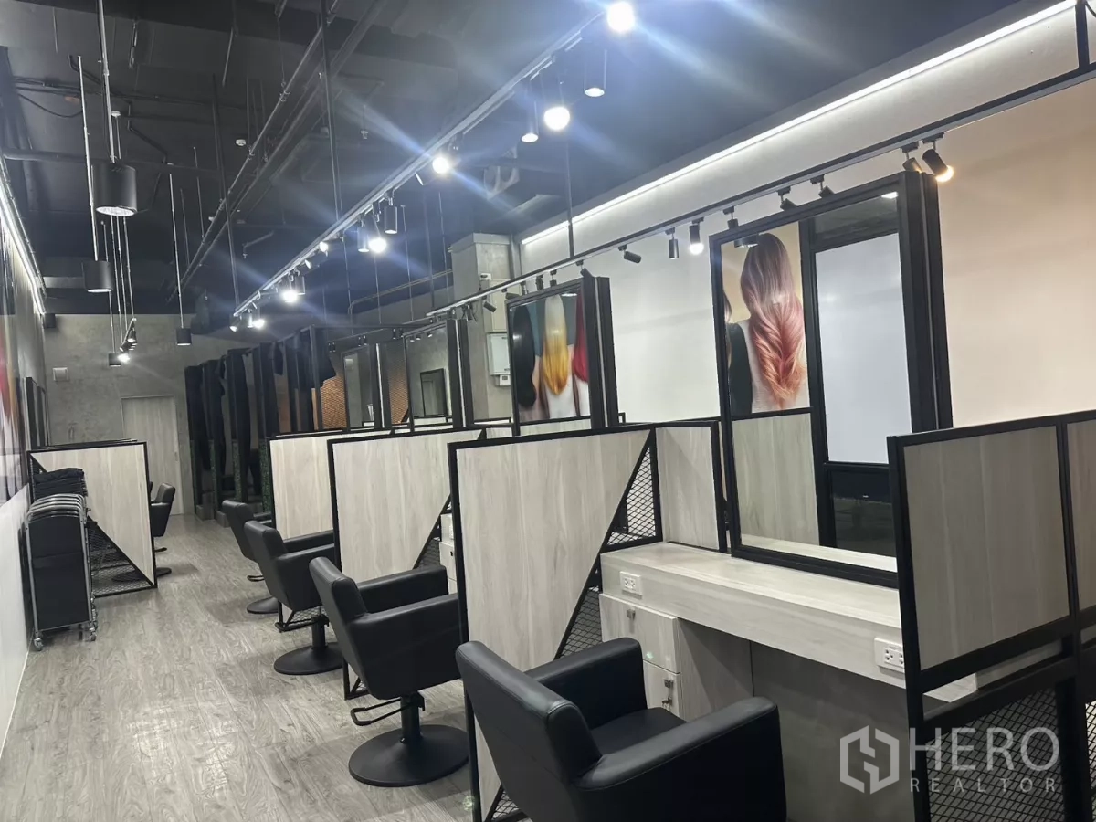 Retail Space for rent in Mueang Nakhon Pathom, Nakhon Pathom - Long salon layout with ceiling spotlights, mirrored stations and wood-look floors.