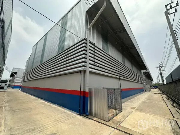 คลังสินค้า ให้เช่าในSamut Prakan - มุมมองด้านข้างของโกดังคอร์รูกเกตสตีล ติดทางบริการและงานระบบ.