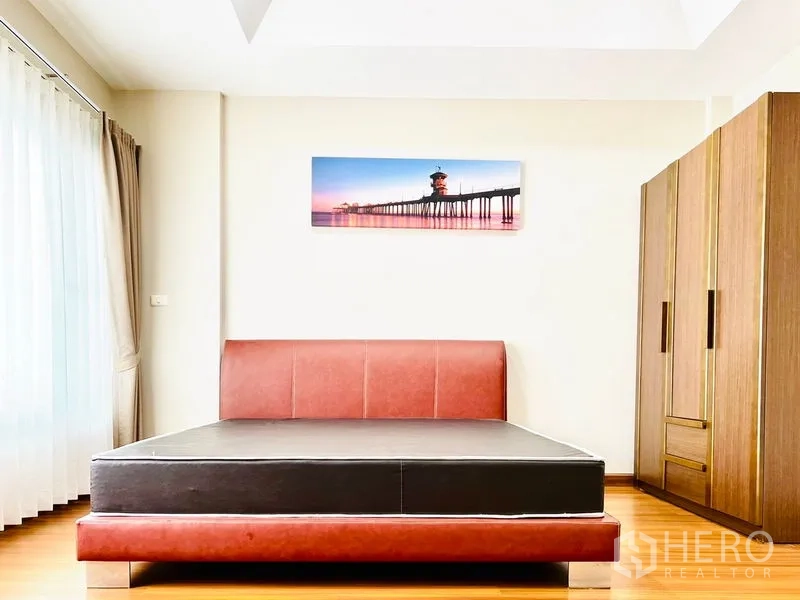 联排别墅 出租 - 明亮主卧，大窗、软包床与衣柜。