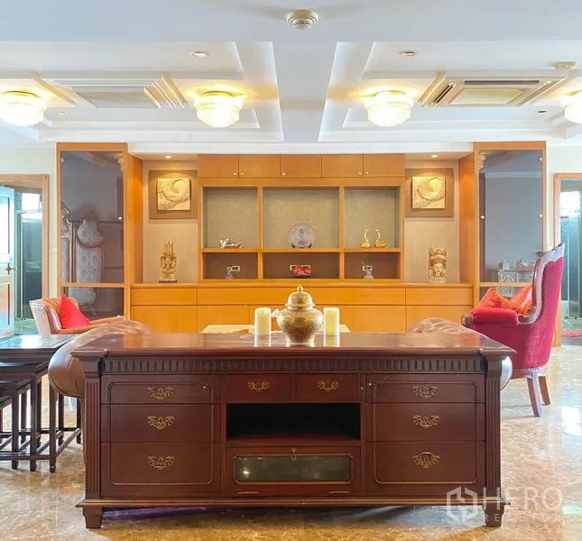 คอนโด ให้เช่าในKhlong Toei, Bangkok - โซนนั่งเล่นพร้อมฝ้าเพดานเล่นระดับและชั้นวางบิลท์อินแบบสั่งทำ