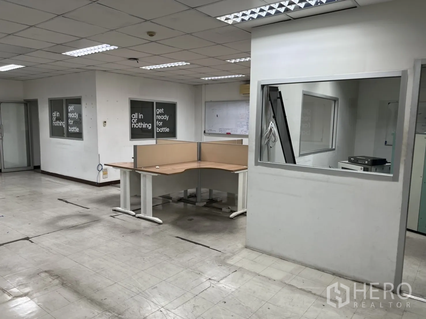 คลังสินค้า ให้เช่าในMueang Samut Prakan, Samut Prakan - ออฟฟิศภายในโกดัง เพดานฉาบเรียบ ไฟฟลูออเรสเซนต์และช่องกระจก