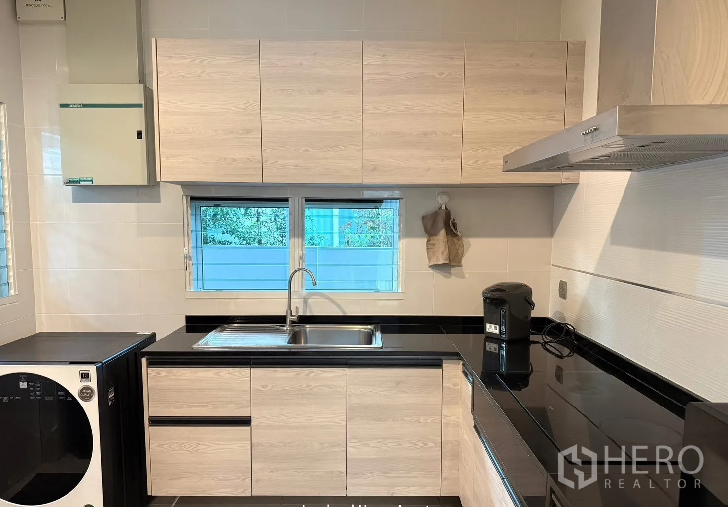 Detached House for rent in Prawet, Bangkok - Large black refrigerator in separate kitchen area