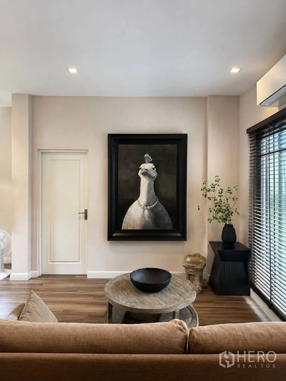 บ้านเดี่ยว for sale in Bang Kruai, Nonthaburi - ผนังตกแต่งห้องนั่งเล่นพร้อมภาพนกและโต๊ะกลาง