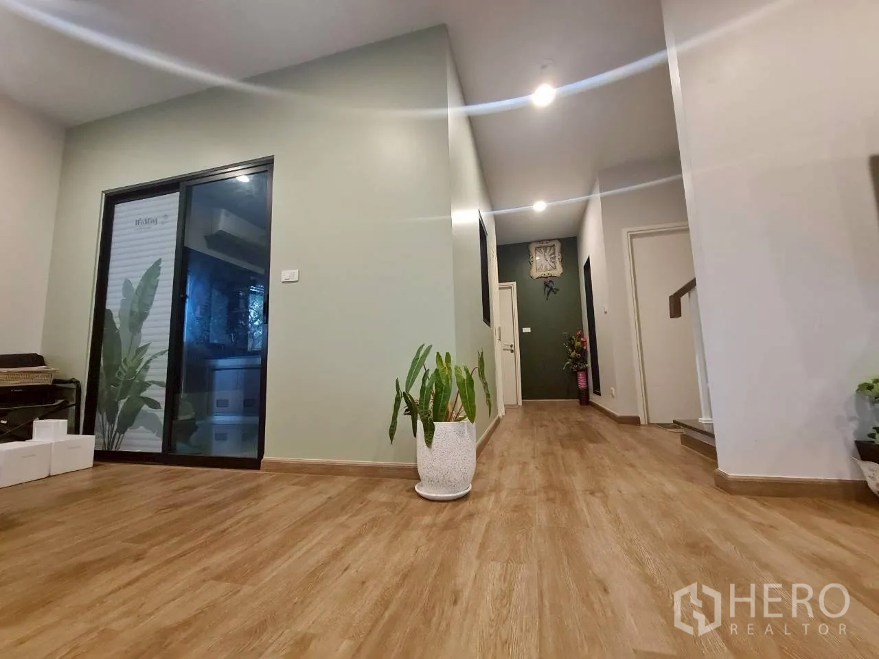 บ้าน ให้เช่าหรือขายในLam Luk Ka, Pathum Thani - โถงทางเข้า พื้นไม้ ประตูกระจกบานเลื่อนออกระเบียง พร้อมต้นไม้ตกแต่ง