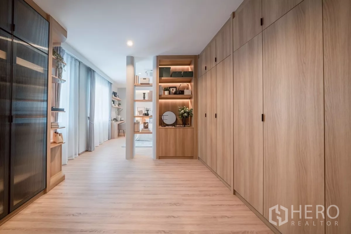 บ้าน ให้เช่าในSaphan Sung, Bangkok - โถงวอล์กอินตู้เสื้อผ้า ตู้บิลท์อินสูงจรดเพดานและชั้นโชว์ของ