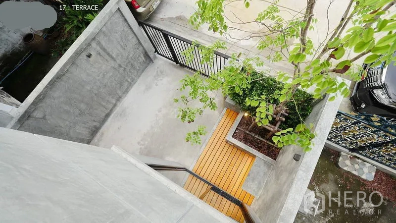 ทาวน์เฮาส์ ให้เช่าในHuai Khwang, Bangkok - มุมมองจากด้านบนของที่จอดรถในรั้วและเฉลียงหน้าบ้าน พร้อมต้นไม้และชานไม้