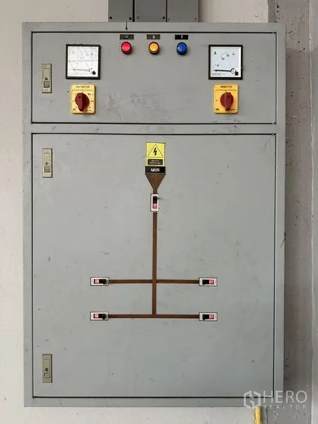 工厂 出租在Lam Luk Ka, Pathum Thani - 工业用三相电配电控制柜。