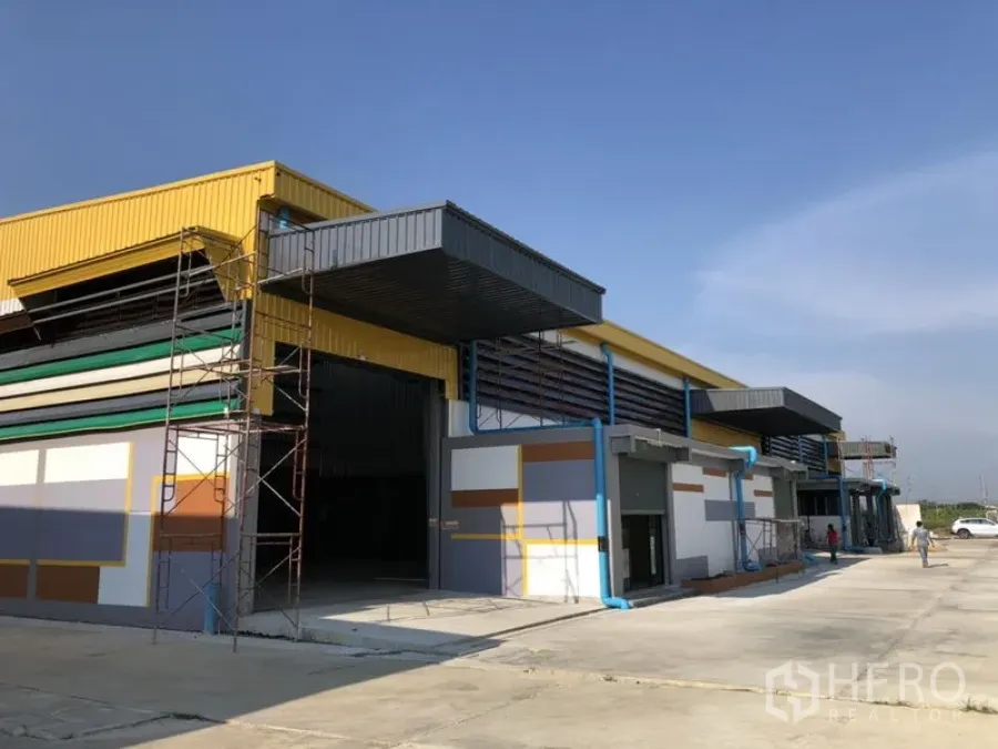 工厂 出租在Khlong Luang, Pathum Thani - 多间现代工厂排屋，混凝土车道宽阔并设装卸雨棚。