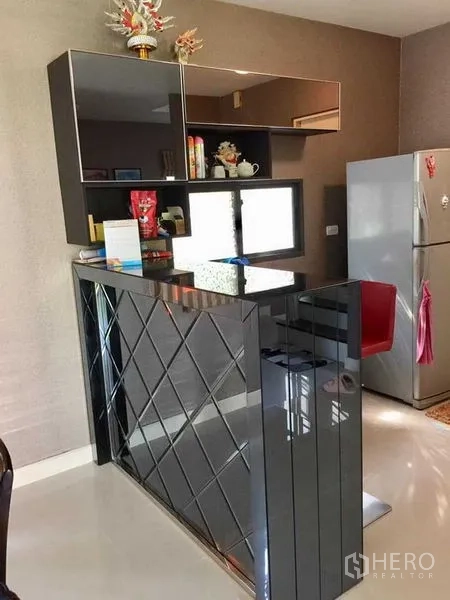 Detached House for sale in Khlong Sam Wa, Bangkok - Compact pantry with glossy breakfast bar and stainless refrigerator.