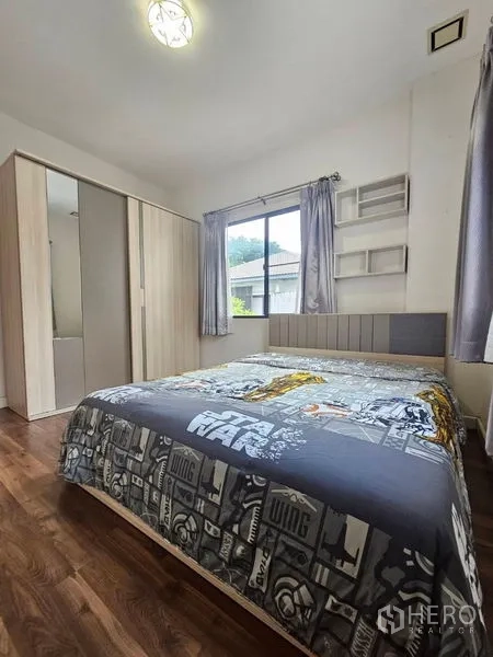 Detached House for sale in Prawet, Bangkok - Cozy third bedroom with window, wardrobe, wall shelves and wood flooring.