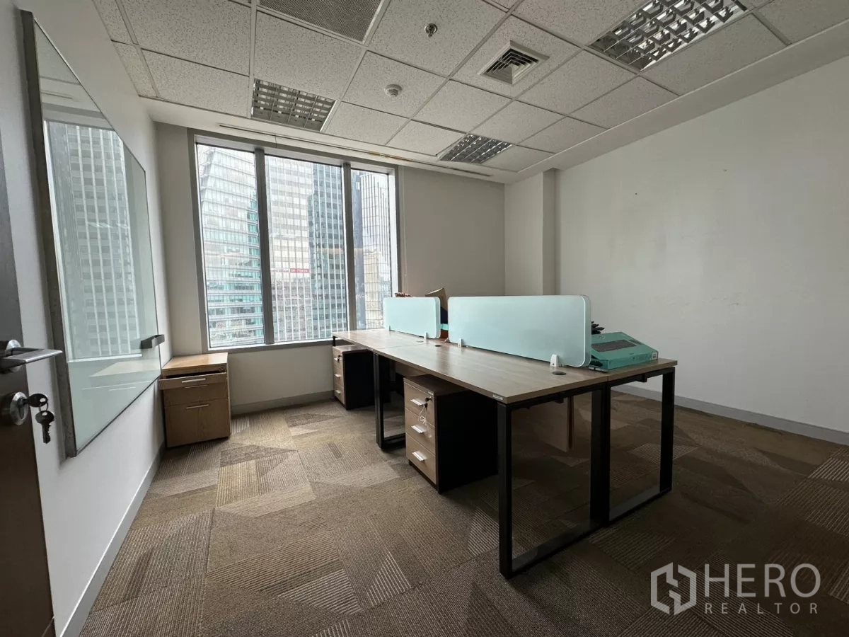 สำนักงาน ให้เช่าในWatthana, Bangkok - ห้องทำงานส่วนตัว โต๊ะคู่ ไวท์บอร์ด และวิวตึกสูง