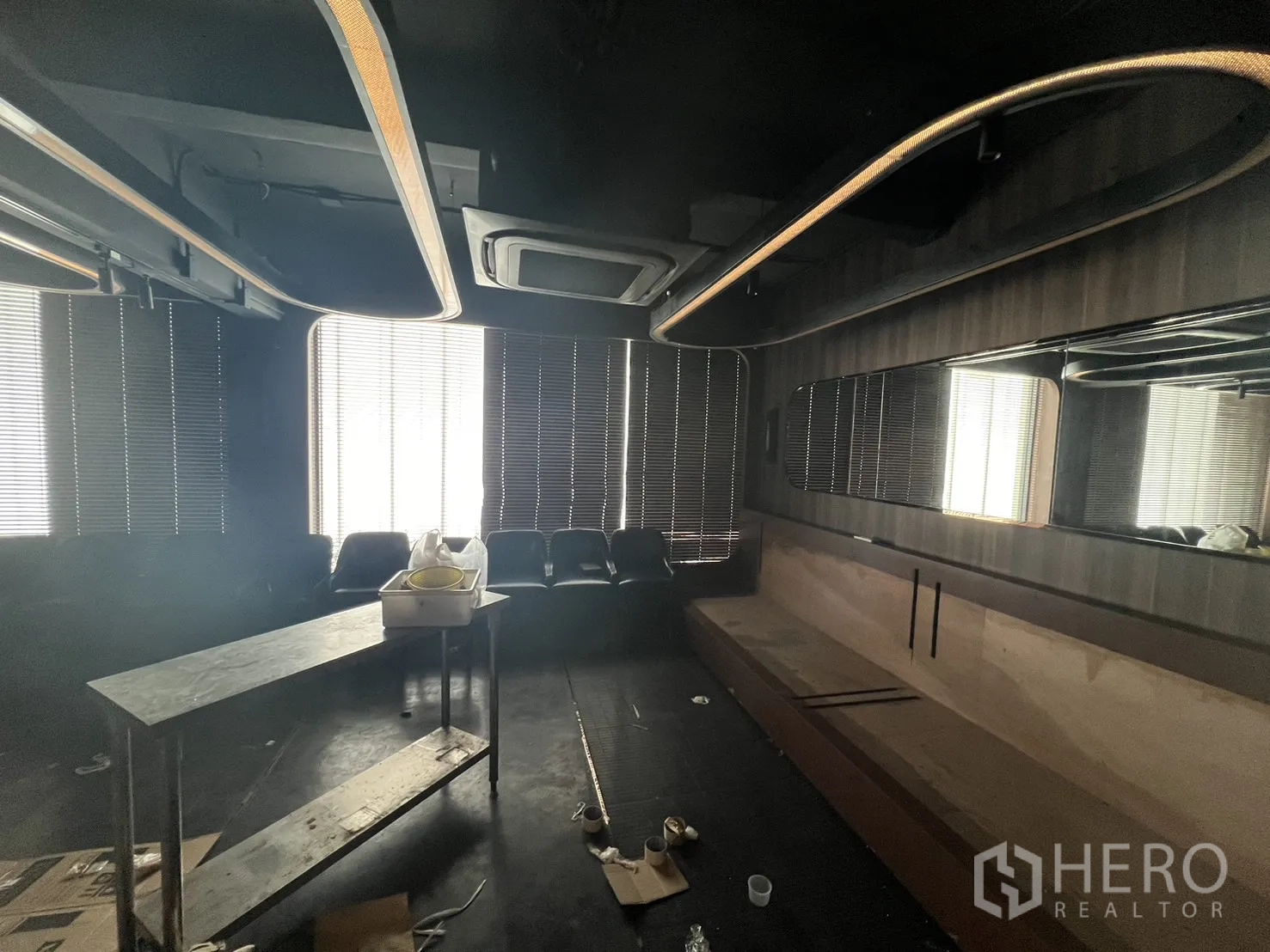 店屋 出租在Watthana, Bangkok - 深色休息室，百叶窗与椭圆灯带天花