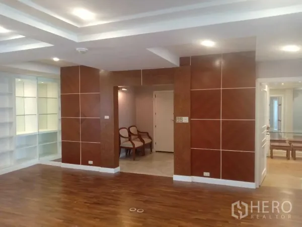 คอนโด ให้เช่าในKhlong Toei, Bangkok - พื้นที่นั่งเล่นกว้าง ดีไซน์ผนังลายไม้และไฟดาวน์ไลท์