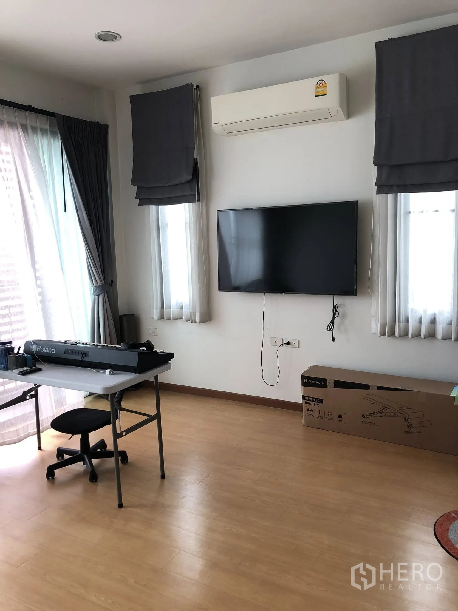 ทาวน์เฮาส์ ขายในPhra Khanong, Bangkok - ห้องนอนพร้อมทีวีติดผนัง แอร์แบบแยกส่วน และโต๊ะทำงาน รับแสงธรรมชาติ