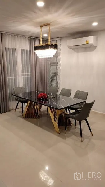 独立式住宅 出租在Prawet, Bangkok - 现代餐厅，六人岩板餐桌与造型吊灯