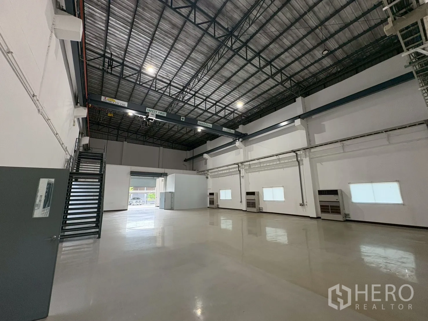 Factory for sale in Bang Bo, Samut Prakan - Air-conditioned clean room area with low ceiling and bright fluorescent lights.