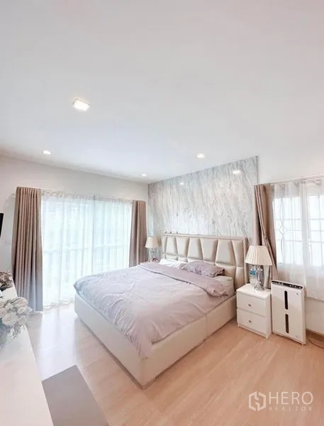 Detached House for rent in Bueng Kum, Bangkok - Spacious master bedroom with feature wall, king bed, bedside tables and balcony doors.