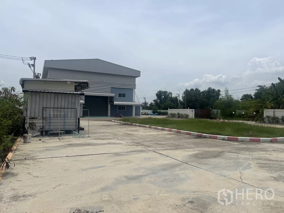 โรงงาน ขายในLat Lum Kaeo, Pathum Thani - ลานด้านหน้าและป้อมยาม พร้อมเกาะกลางสนามหญ้าและรั้วรอบขอบชิด