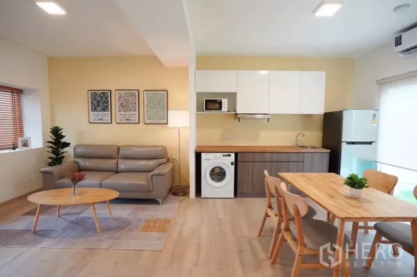 ทาวน์เฮาส์ ให้เช่าในBang Phli, Samut Prakan - ห้องนั่งเล่นแบบโอเพ่นแพลน โซฟา ชุดโต๊ะทานข้าว และแพนทรี่พร้อมเครื่องใช้ไฟฟ้า