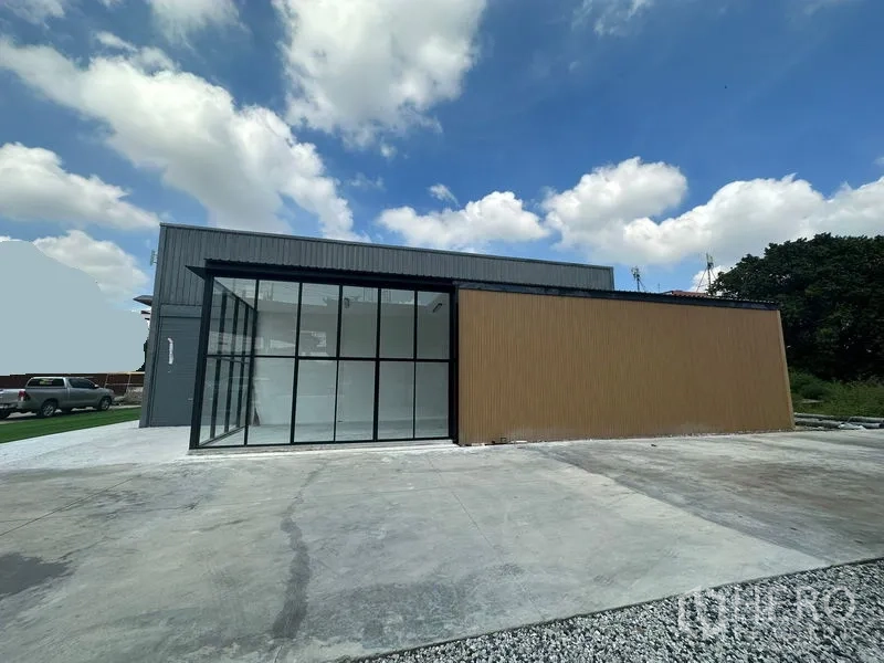 คลังสินค้า ให้เช่าในBang Phli, Samut Prakan - ภายนอกโกดังสมัยใหม่ชั้นเดียว มุมอาคารกระจกและลานคอนกรีตกว้าง