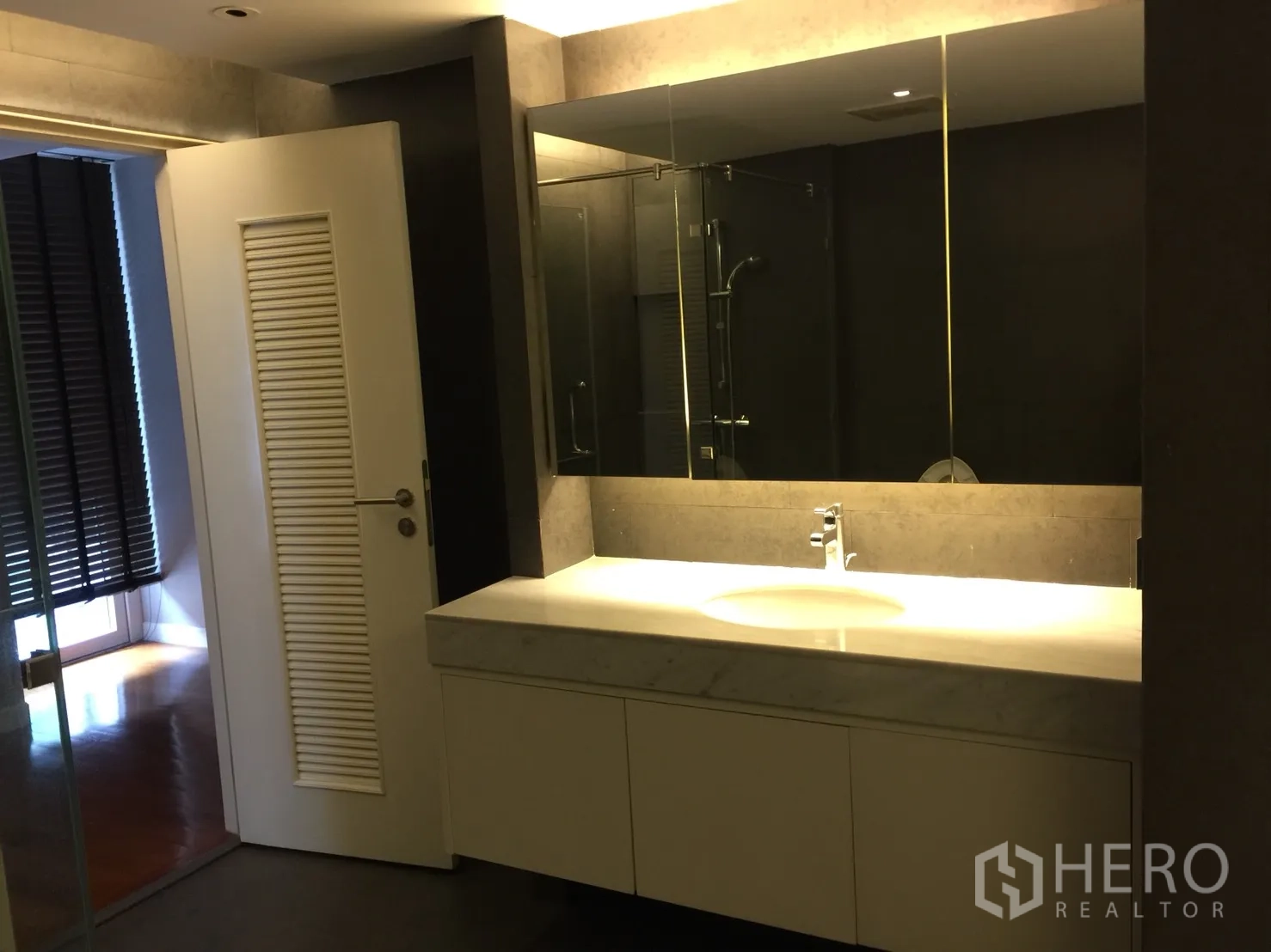 คอนโด ให้เช่าในWatthana, Bangkok - เคาน์เตอร์อ่างล้างหน้าใหญ่ กระจกบานกว้าง และตู้เก็บของบิวท์อิน