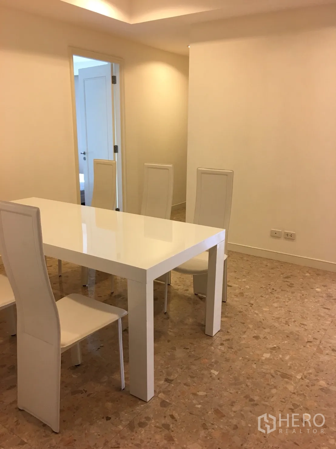 คอนโด ให้เช่าในWatthana, Bangkok - ห้องรับประทานอาหารสว่าง โต๊ะเงาสีขาวและเก้าอี้ทันสมัยสี่ตัว