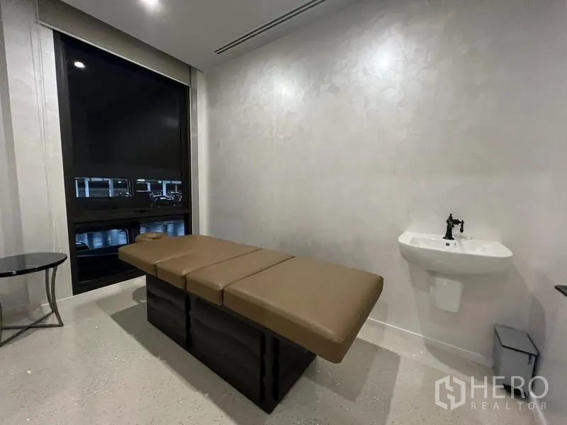 คอนโด ให้เช่าหรือขาย - ห้องทำสปาภายในโครงการพร้อมเตียงนวดและอ่างล้างมือ