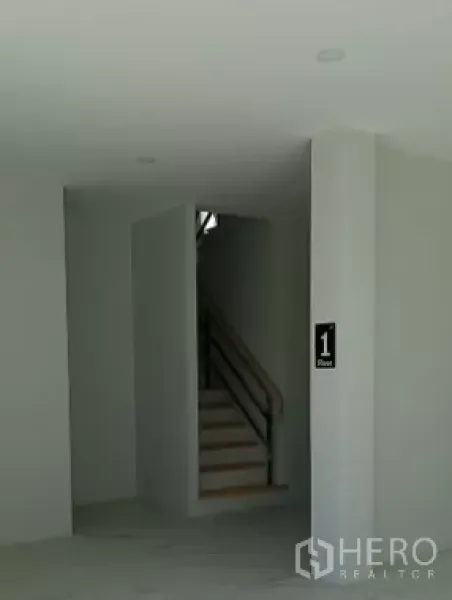 Factory for sale in Bang Bo, Samut Prakan - Ground-floor lobby and stairwell leading to the two-storey office inside the factory.