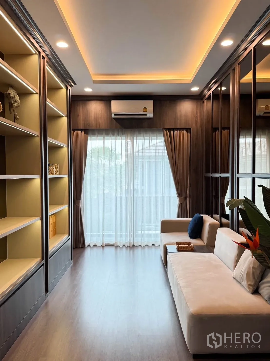 บ้านเดี่ยว for rent in Bang Kapi, Bangkok - ห้องเอนกประสงค์ชั้นบนมีชั้นวางบิลท์อินไฟส่องและโซฟา เพดานซ่อนไฟ