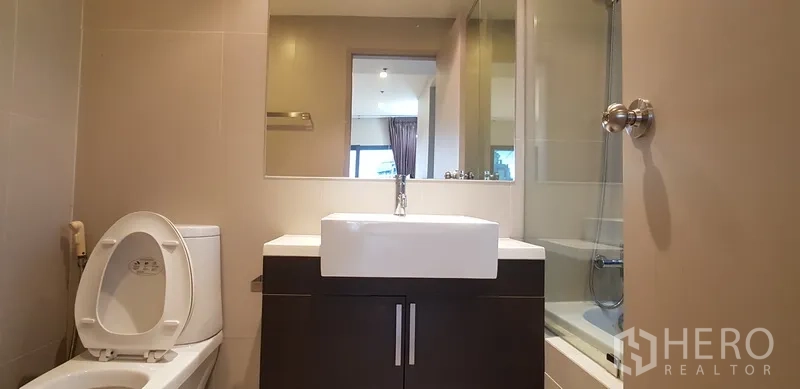 คอนโด ให้เช่าในKhlong Toei, Bangkok - ห้องน้ำสมัยใหม่ อ่างล้างหน้าทรงสี่เหลี่ยม โถสุขภัณฑ์ และอ่างอาบน้ำกั้นกระจก