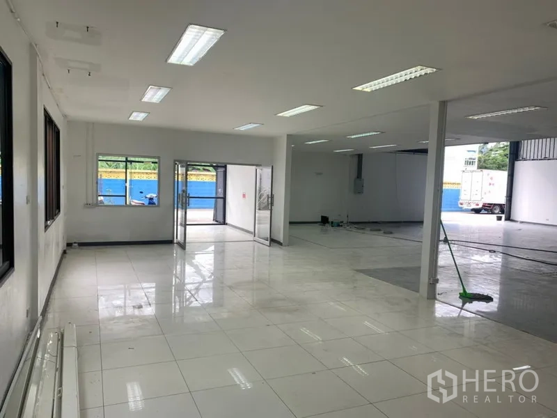 货栈 出租在Suan Luang, Bangkok - 一层瓷砖办公室区域，连通装卸区
