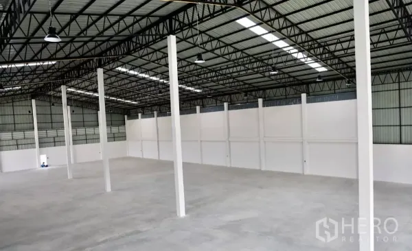 工厂 出租或出售在Phutthamonthon, Nakhon Pathom - 开放式生产区，设天窗与通风百叶，跨距开阔。