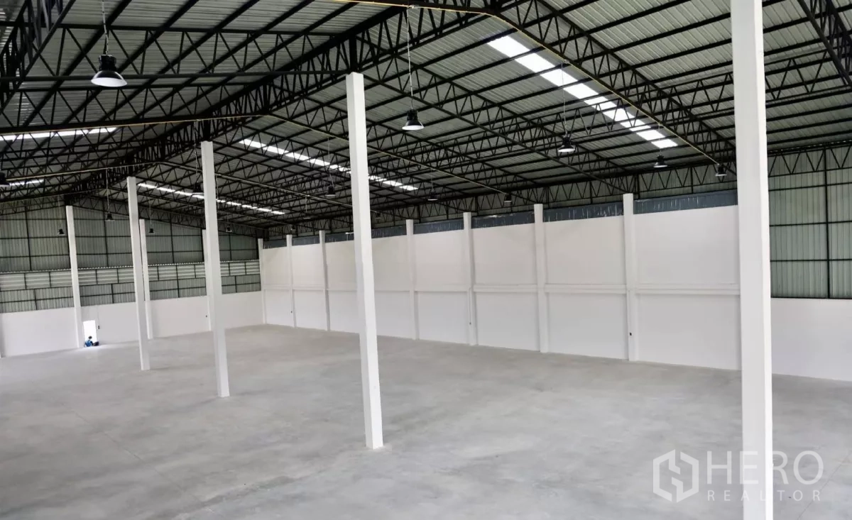 工厂 出租或出售在Phutthamonthon, Nakhon Pathom - 开放式生产区，设天窗与通风百叶，跨距开阔。