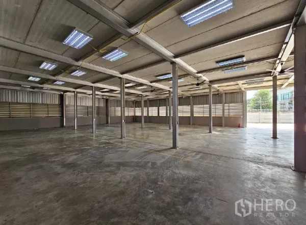 货栈 出租或出售在Lak Si, Bangkok - 仓库内部开阔，高天花、立柱与LED照明