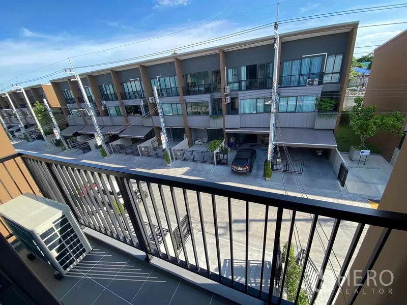 联排别墅 出租在Prawet, Bangkok - 阳台眺望现代联排住宅街景，环境安静。