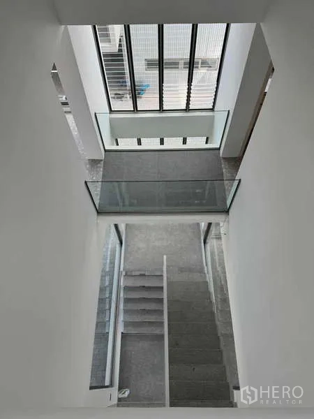 สำนักงานที่บ้าน ให้เช่าหรือขาย - โถงบันไดกระจกเต็มผนัง รับแสงธรรมชาติสู่ขั้นบันไดสีเทา