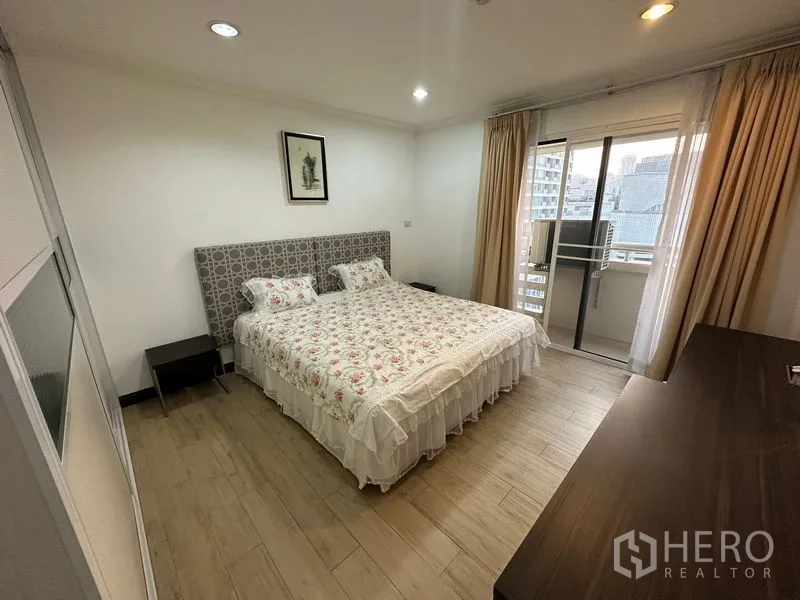 คอนโด ให้เช่าในWatthana, Bangkok - ห้องนอนที่สอง เตียงคิงซ์ ระเบียงเห็นวิวเมือง ใกล้ BTS พร้อมพงษ์