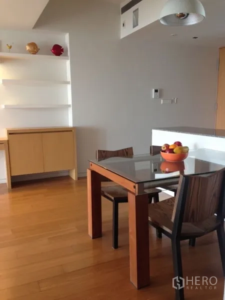 คอนโด ให้เช่าในSathon, Bangkok - มุมรับประทานอาหารสว่าง โต๊ะกระจก พื้นไม้ พร้อมชั้นและตู้บิลท์อินในคอนโดโมเดิร์น