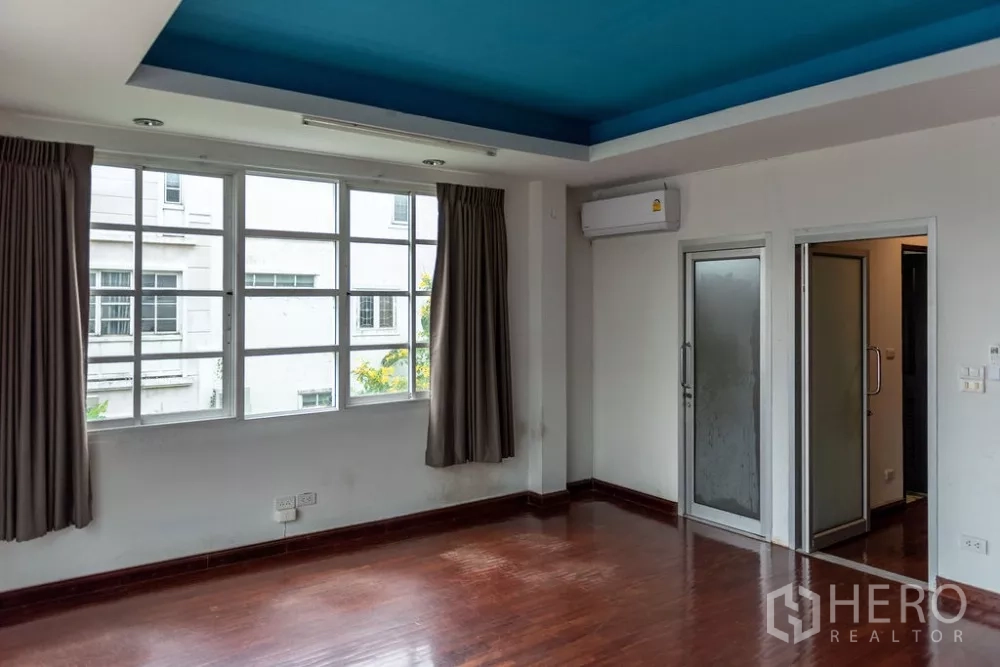 สำนักงานที่บ้าน ให้เช่าในLat Phrao, Bangkok - ห้องมีหน้าต่าง แอร์ และประตูเข้าสู่ห้องน้ำและห้องข้างเคียง