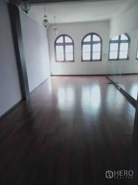 店屋 出租在Watthana, Bangkok - 明亮房间，拱形窗、吊灯与整面镜墙