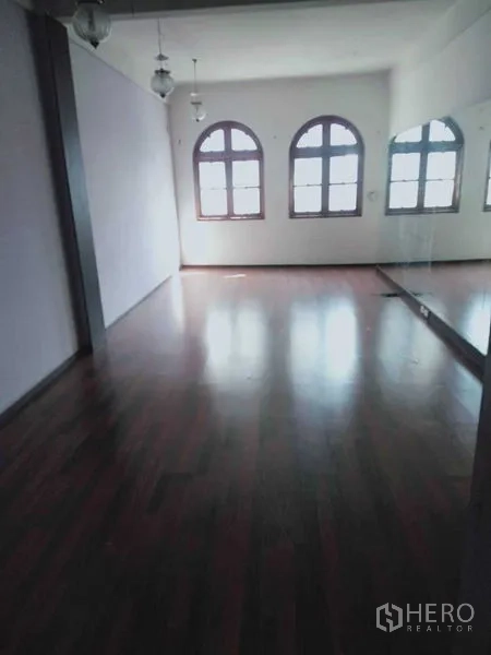 店屋 出租在Watthana, Bangkok - 明亮房间，拱形窗、吊灯与整面镜墙