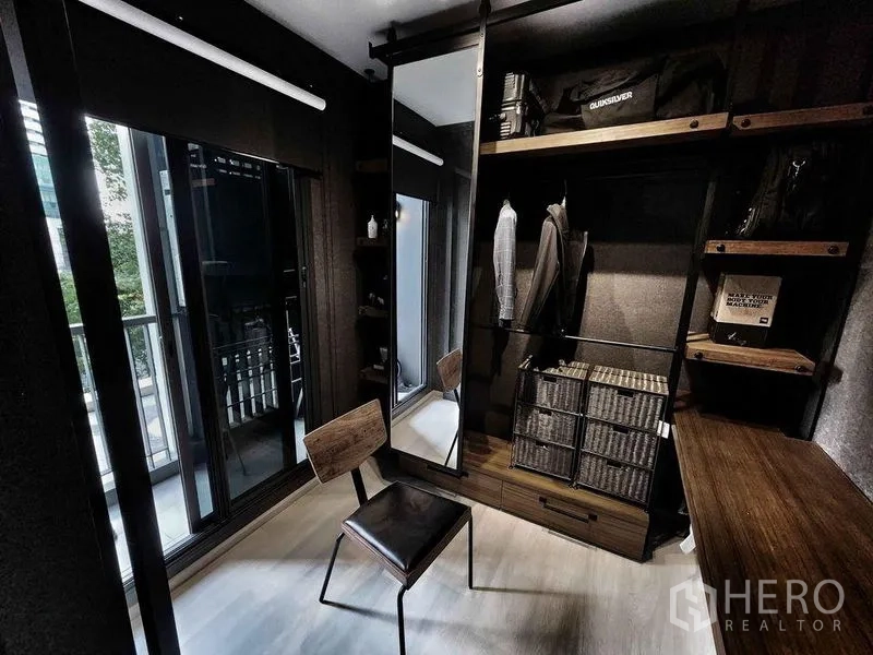 คอนโด ขายในPathum Wan, Bangkok - ห้องแต่งตัวพร้อมตู้เสื้อผ้าบิลท์อิน กระจกบานเลื่อน และประตูกระจกออกระเบียง