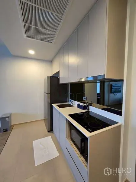 คอนโด ให้เช่าในPhaya Thai, Bangkok - ครัวแบบแกลลีย์ ตู้เก็บของบิวท์อิน เตาไฟฟ้า ไมโครเวฟ และผนังกระจกเงา