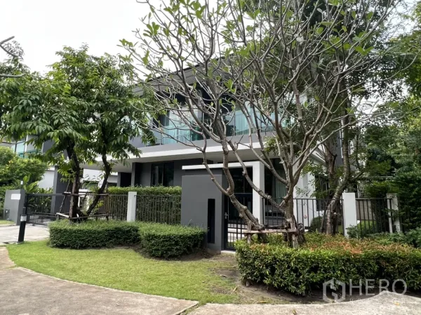 Detached House for rent or sale in Bang Kapi, Bangkok - Modern two-storey detached house at Setthasiri Krungthep Kreetha with landscaped corner garden and privacy fence.