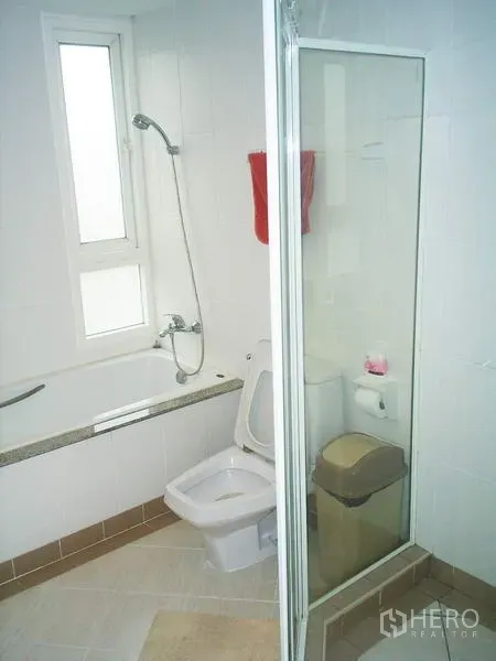 คอนโด ขายในWatthana, Bangkok - ห้องน้ำโทนขาวมีอ่างอาบน้ำ ห้องอาบน้ำกระจกแยก และหน้าต่าง