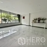 สำนักงานที่บ้าน ให้เช่าในWang Thonglang, Bangkok - โถงต้อนรับโล่งพร้อมหน้าต่างบานใหญ่หันสู่วิวถนนและพื้นกระเบื้องมัน