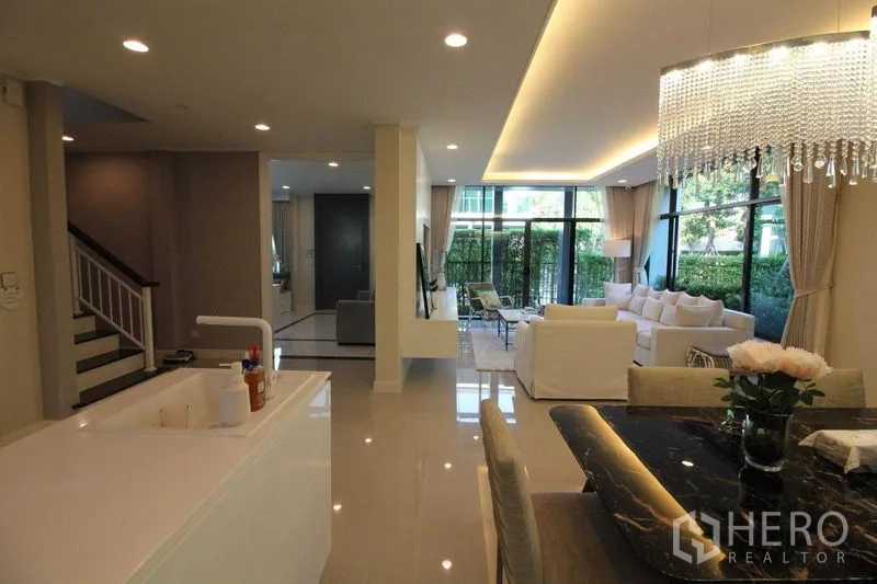 独立式住宅 出租在Prawet, Bangkok - 开放式厨房与餐厅，面向花园的大窗。